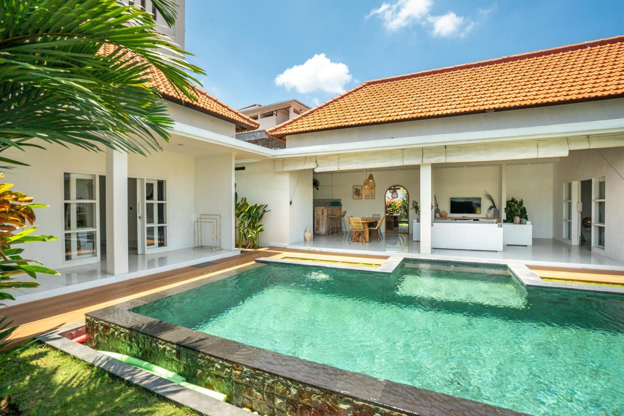 Modern 3 Bedrooms Walking Distance Seminyak (Bali)