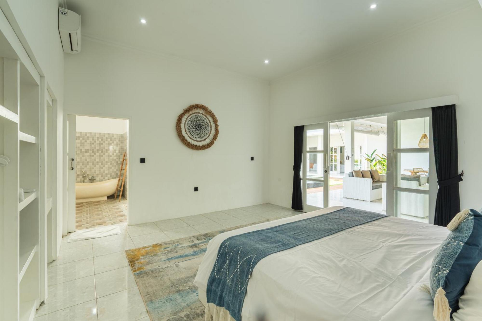 Modern 3 Bedrooms Walking Distance Villa Seminyak (Bali)